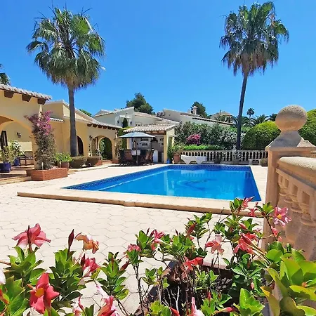 Mediterranean Oasis: Beachside Luxury With Private Pool *